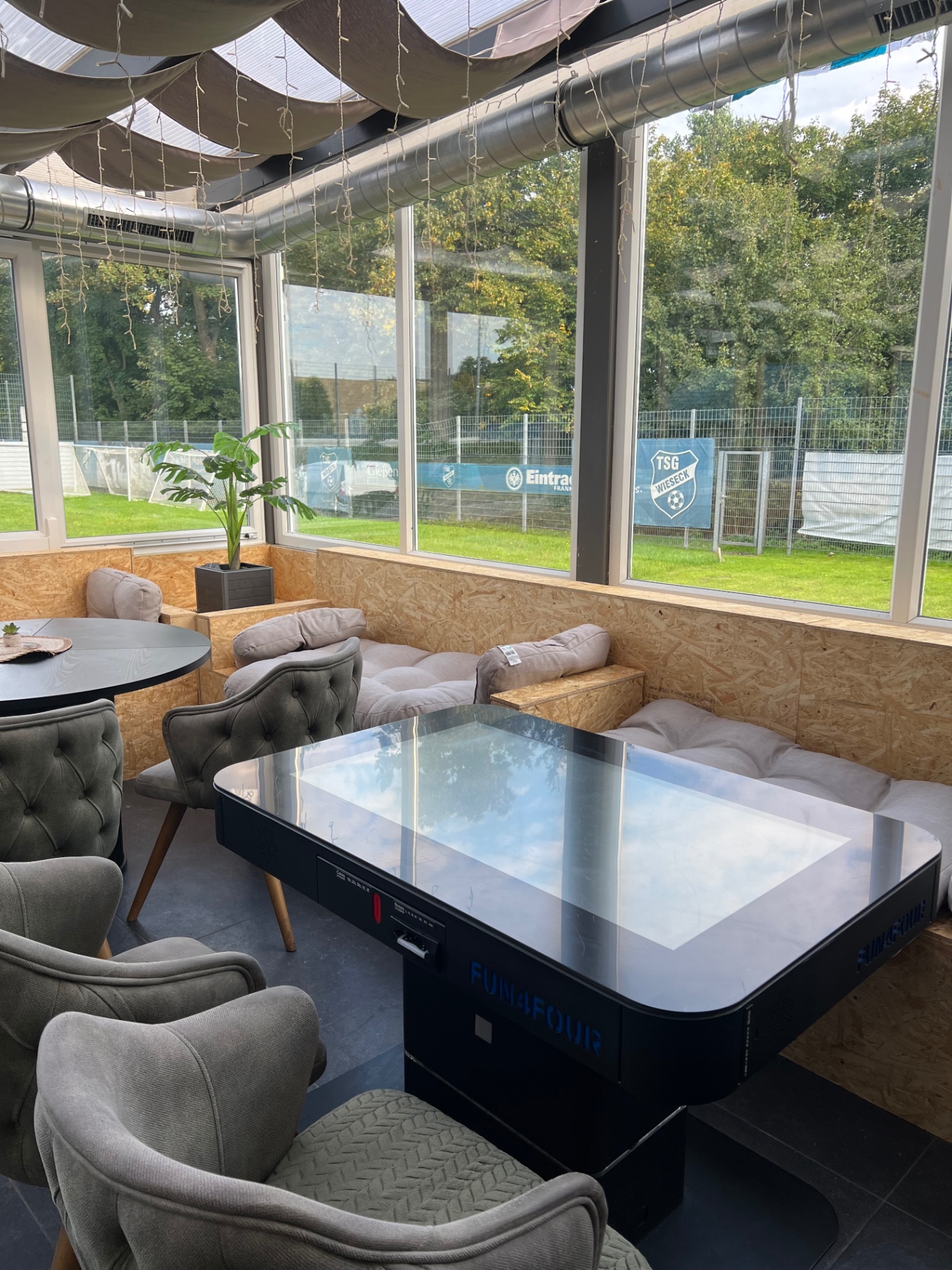Wintergarten mit Spieltisch und Loungeecke