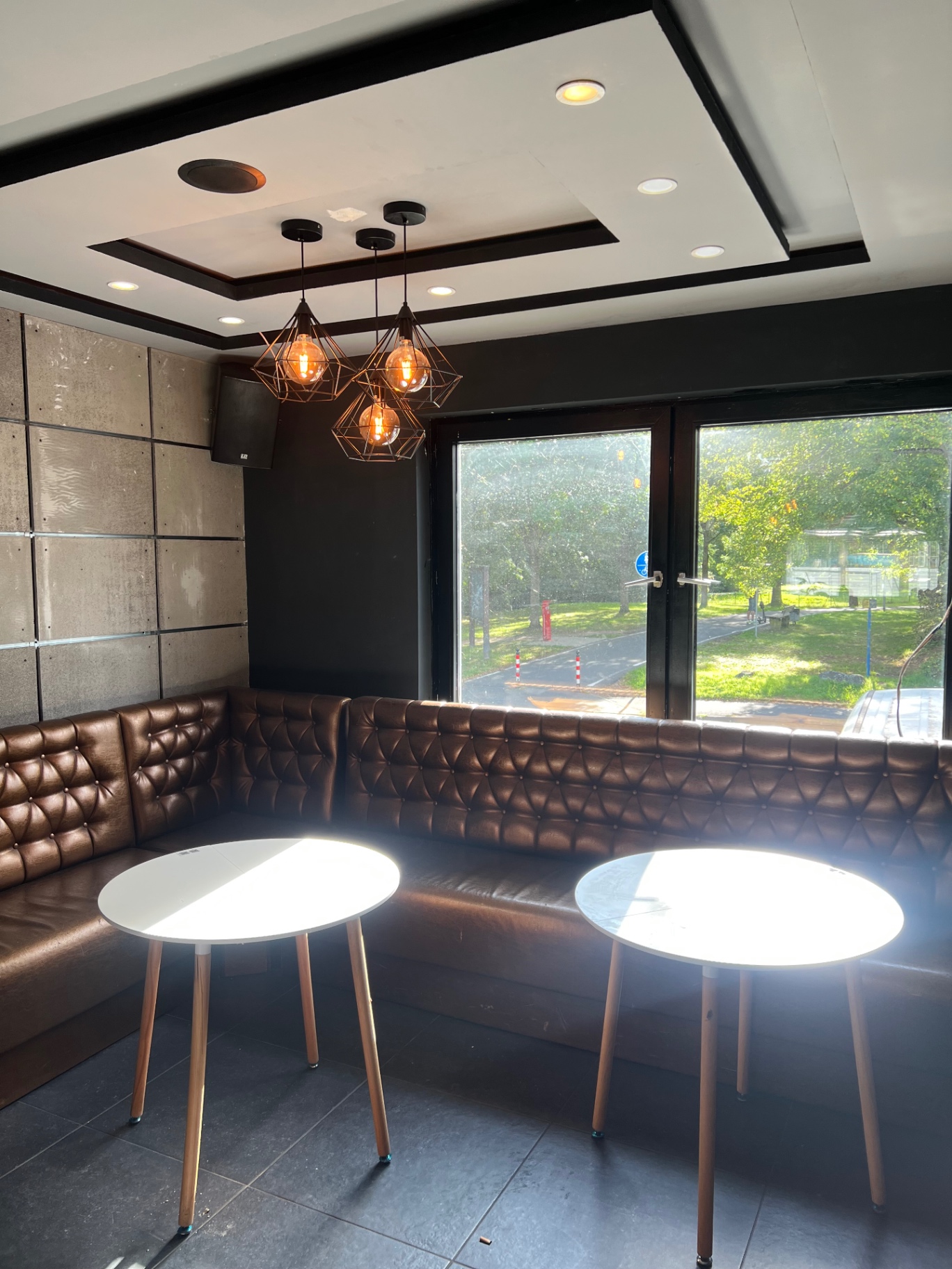 Lounge-Sitzbereich mit Lederbänken