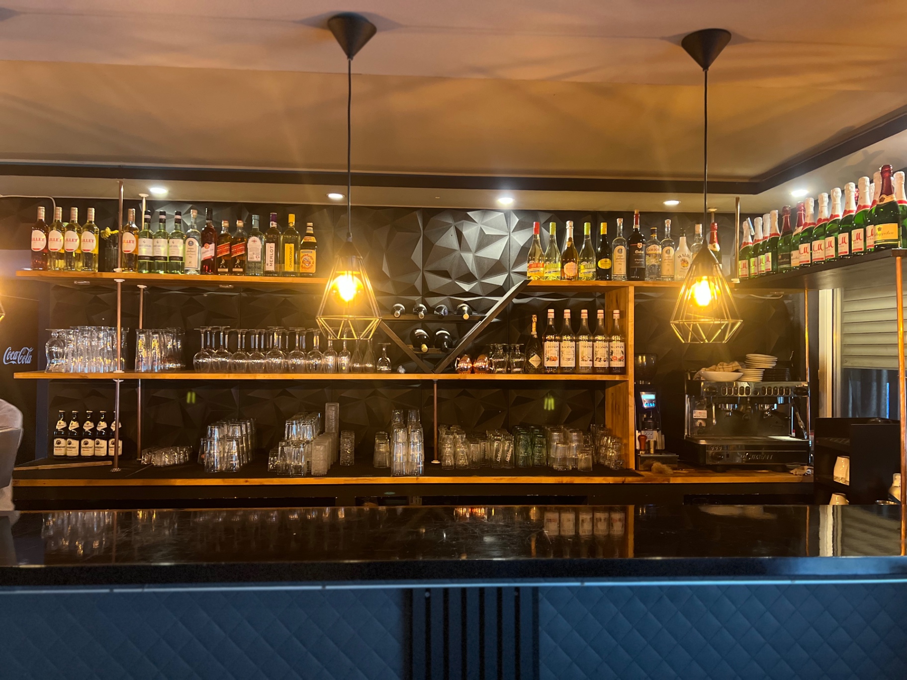Bar der Lava Lounge mit warmer Beleuchtung
