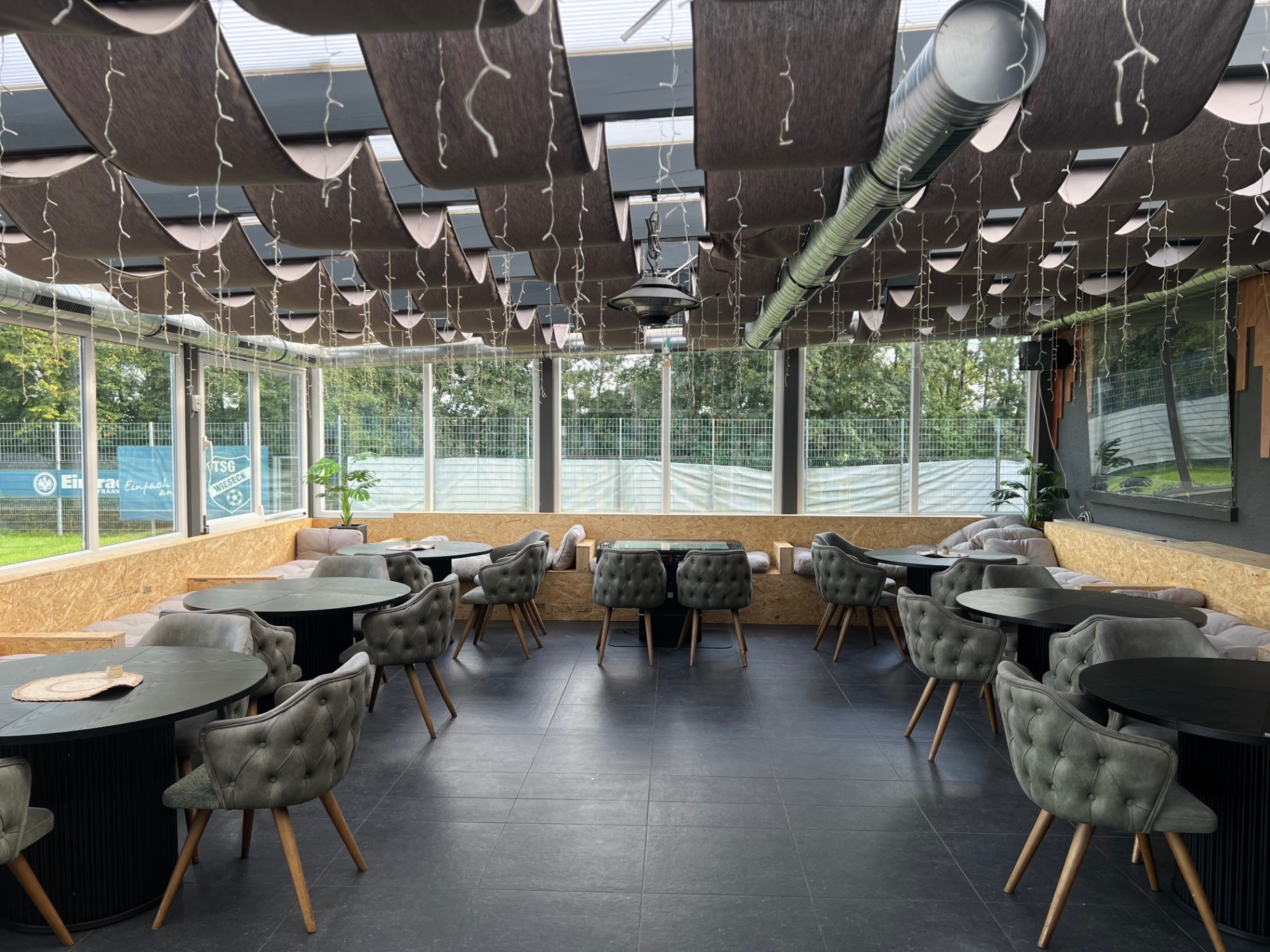 Großer Wintergarten der Lava Lounge